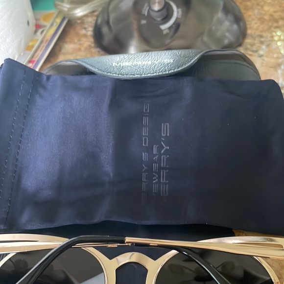 🕶Merry’s Gold ☀️Tone Sunglasses 🕶 - Picture 5 of 6